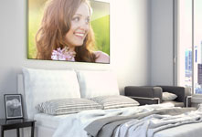foto metacrilato sobre cama ejemplo mujer flores