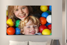 salon foto aluminio dibond ejemplo hermanos con pelotas